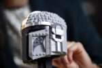 LEGO Star Wars: The Mandalorian Helmet (75328) - Image 7